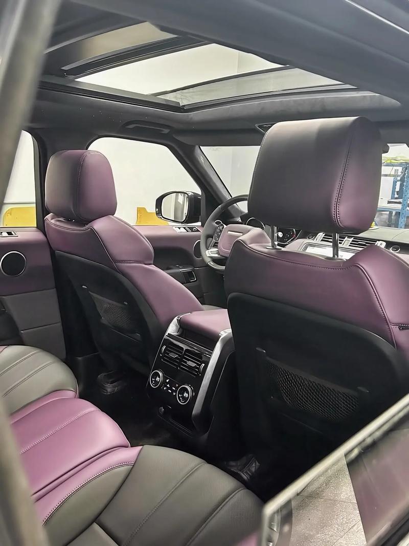 路虎車型的獨(dú)特魅力 樹莓紫拼黑內(nèi)飾與橡膠制品的完美結(jié)合